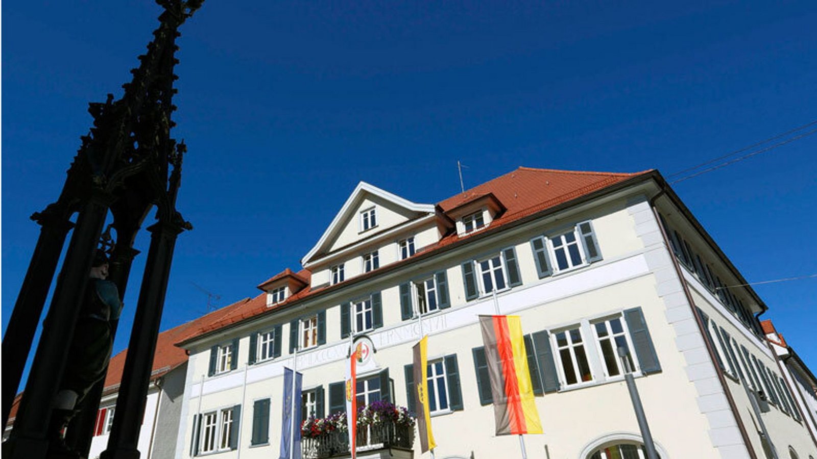 Die Vollbeflaggung könnte täuschen: Das Rathaus in Mengen ist freitags künftig geschlossen.Foto: Stadt Mengen Die Vollbeflaggung könnte täuschen: Das Rathaus in Mengen ist freitags künftig geschlossen.Foto: Stadt Mengen