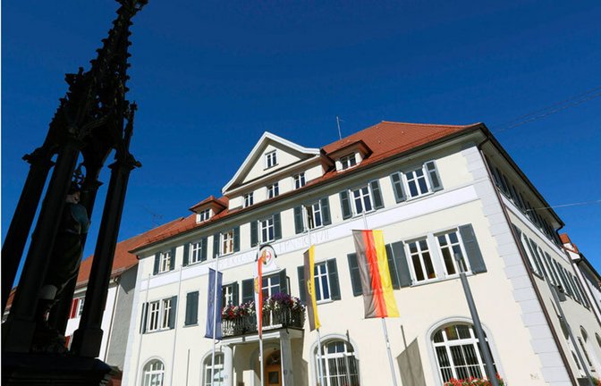 Die Vollbeflaggung könnte täuschen: Das Rathaus in Mengen ist freitags künftig geschlossen.<span class='image-autor'>Foto: Stadt Mengen</span>
