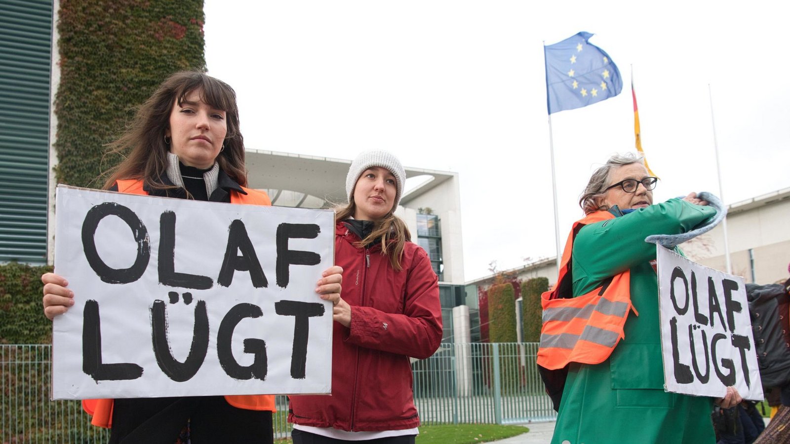 Aktivisten der Gruppe „Letzte Generation“ stehen mit Schildern auf denen „Olaf lügt“ steht, vor dem Kanzleramt.Foto: dpa/Paul Zinken