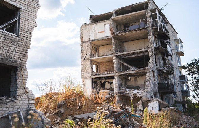 Ein Wohnhaus in Isjum. Zerstört von einer Fliegerbombe vor zwei Jahren. Anschließend war die Stadt ein halbes Jahr lang russisch besetzt.<span class='image-autor'>Foto: Frederik Herrmann</span>
