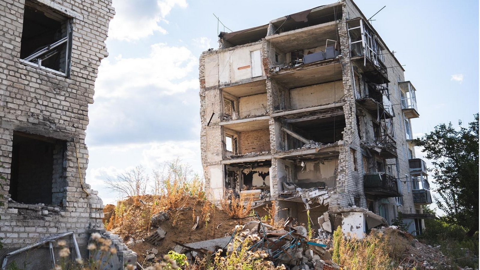 Ein Wohnhaus in Isjum. Zerstört von einer Fliegerbombe vor zwei Jahren. Anschließend war die Stadt ein halbes Jahr lang russisch besetzt.Foto: Frederik Herrmann Ein Wohnhaus in Isjum. Zerstört von einer Fliegerbombe vor zwei Jahren. Anschließend war die Stadt ein halbes Jahr lang russisch besetzt.Foto: Frederik Herrmann