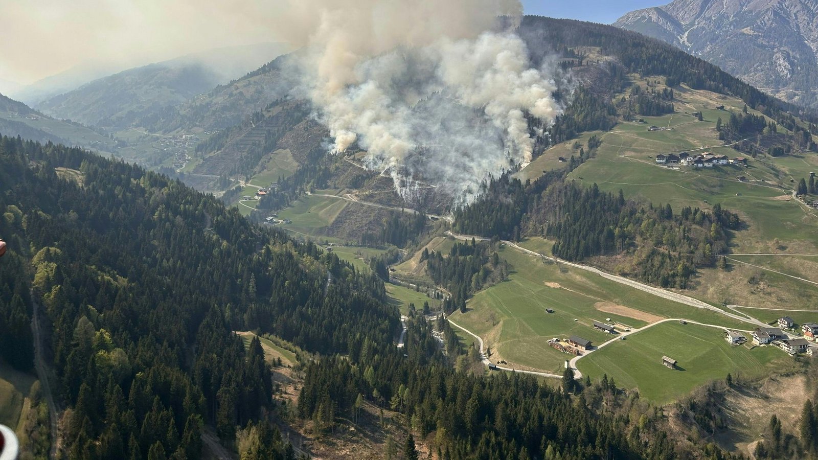 Ein Waldbrand im Lesachtal in Österreich hat sich ausgebreitet.Foto: Unbekannt/LPD KÄRNTEN/FEST KLAGENFURT/dpa