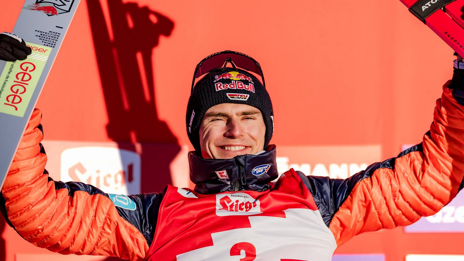 Vinzenz Geiger, nordische Kombination Der Moment, der den nordischen Kombinierer Vinzenz Geiger (28) am besten charakterisiert, liegt vier Jahre zurück. Im olympischen Rennen von Peking war Johannes Rydzek die Goldmedaille kaum noch zu nehmen, und trotzdem riskierte Vinzenz Geiger alles. Den Sieg für Deutschland, die Beziehung zu seinem Oberstdorfer Teamkollegen, sein Image. Er machte den Lauf seines Lebens, brachte in seinem Windschatten aber auch längst abgeschriebene Konkurrenten zurück an die Spitze. Am Ende sprintete Vinzenz Geiger zum Olympiasieg – die riskante Rechnung war aufgegangen. „Ich bin dafür bekannt“, sagte er hinterher, „dass ich auf meine eigene Stärke vertraue.“ Die hat ihm nach olympischem Team-Gold 2018 in Pyoengchang mittlerweile auch den Sieg im Gesamtweltcup (2025) eingebracht. Vor dem Start in die aktuelle Saison lag er zwar mit einem dreifachen Bänderriss, den er sich beim Fußball zugezogen hatte, länger auf Eis. Mittlerweile aber hat Vinzenz Geiger wieder Kontakt zur Spitze, er gewann am Samstag in Seefeld ein Rennen (unser Foto), liegt in olympischer Lauerstellung. Mehr braucht er nicht, um am Ende groß rauszukommen. Wie damals in Peking.Foto: IMAGO/GEPA pictures