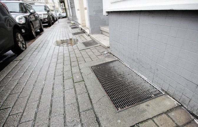 Die Einbrecher kamen durch ein Kellerfenster ins Gebäude. (Symbolbild)<span class='image-autor'>Foto: IMAGO/Funke Foto Services//Michael Dahlke</span>