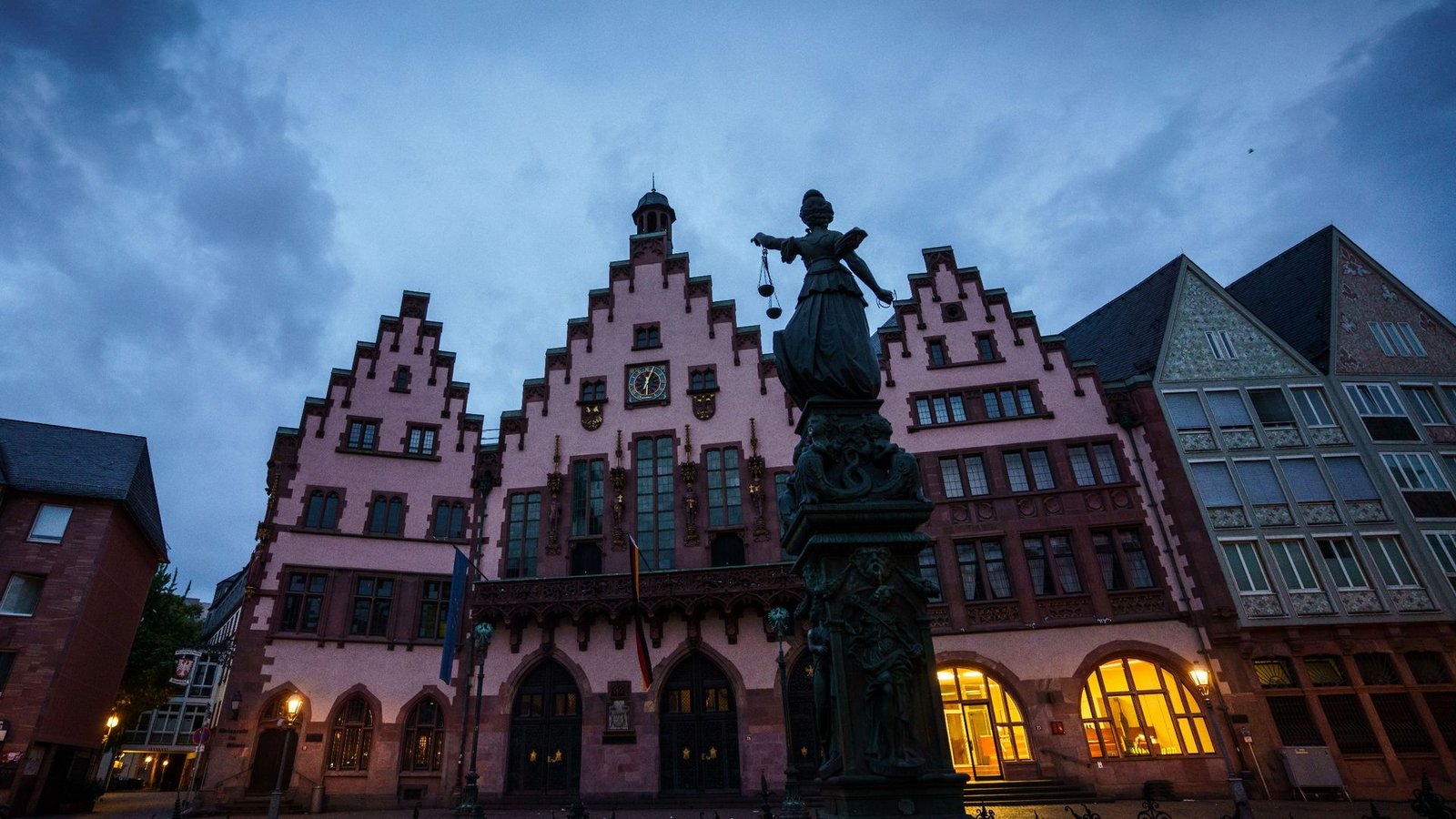 Unbeleuchtet bleibt seit einiger Zeit die Fassade des historischen Frankfurter Rathauses.Foto: Frank Rumpenhorst/dpa