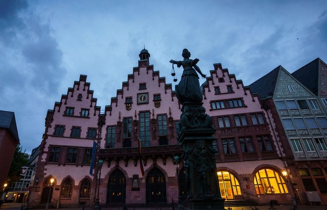 Unbeleuchtet bleibt seit einiger Zeit die Fassade des historischen Frankfurter Rathauses.<span class='image-autor'>Foto: Frank Rumpenhorst/dpa</span>