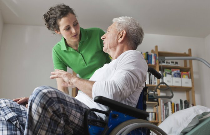 Die meisten Menschen möchten daheim alt werden. Die häusliche Pflege muss somit gestärkt werden.<span class='image-autor'>Foto: imago/Westend61</span>