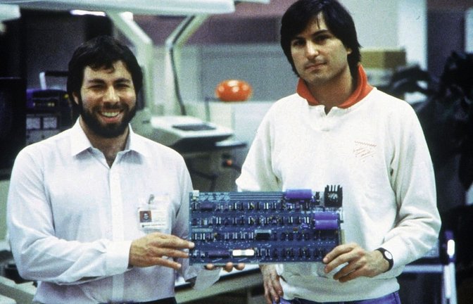 1976: Das erste Apple-Produkt - der Apple I - wurde von Steve Wozniak (l) entworfen. Rechts: Steve Jobs.<span class='image-autor'>Foto: picture alliance / dpa</span>