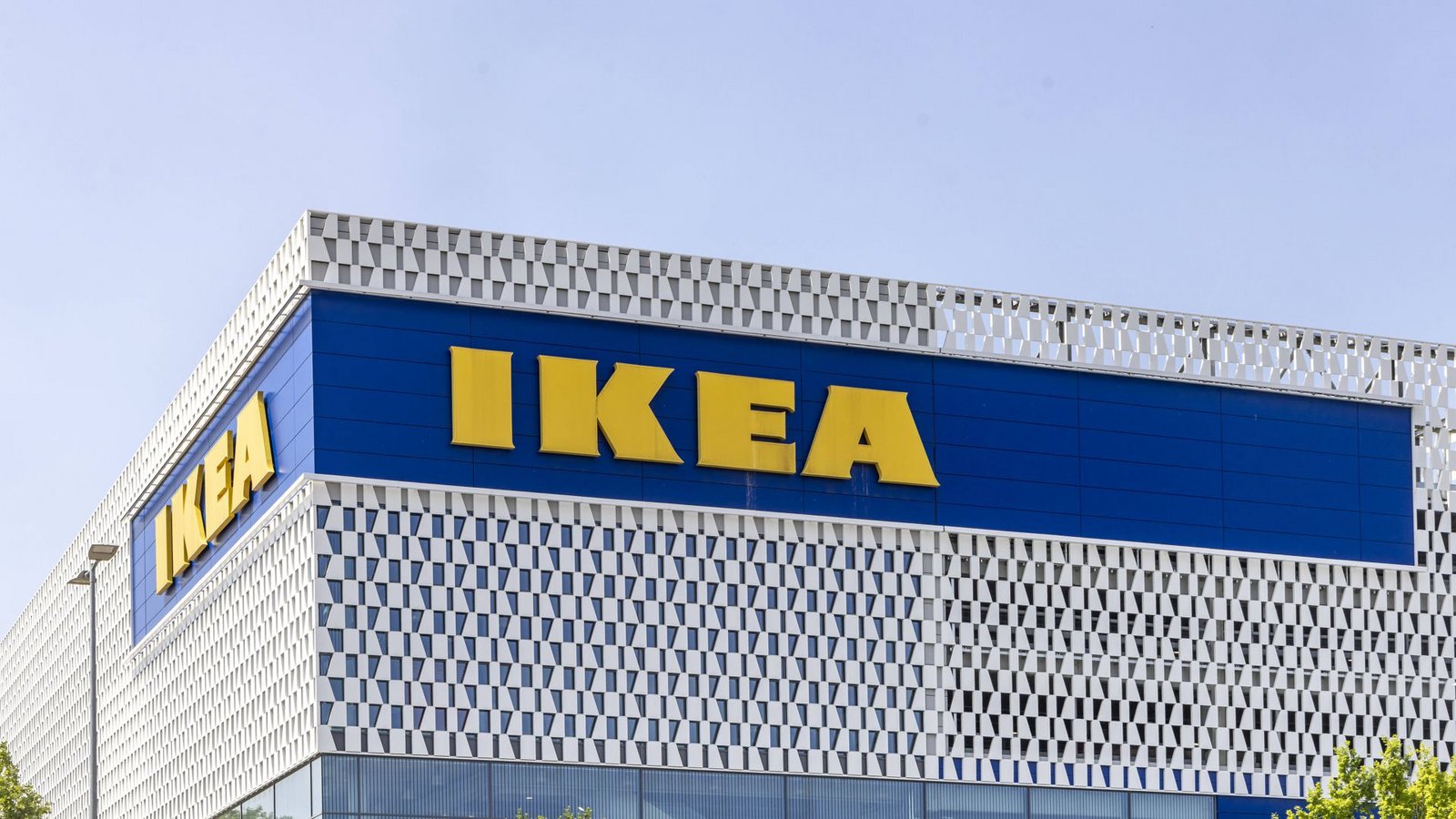 Der Möbelhersteller Ikea erschließt sich ein neues Feld: Balkonkraftwerke.Foto: IMAGO/Arnulf Hettrich