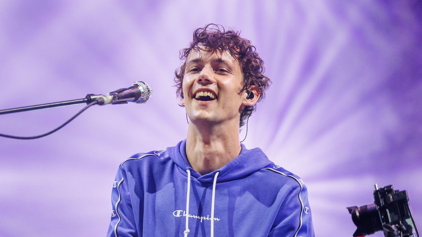 Henning May, Sänger der Band AnnenMayKantereit, hat den Grünen eine große Summe Geld überlassen. (Symbolbild)Foto: IMAGO/Funke Foto Services/MarceloxHernandezx/xFUNKExFotoxServices Henning May, Sänger der Band AnnenMayKantereit, hat den Grünen eine große Summe Geld überlassen. (Symbolbild)Foto: IMAGO/Funke Foto Services/MarceloxHernandezx/xFUNKExFotoxServices