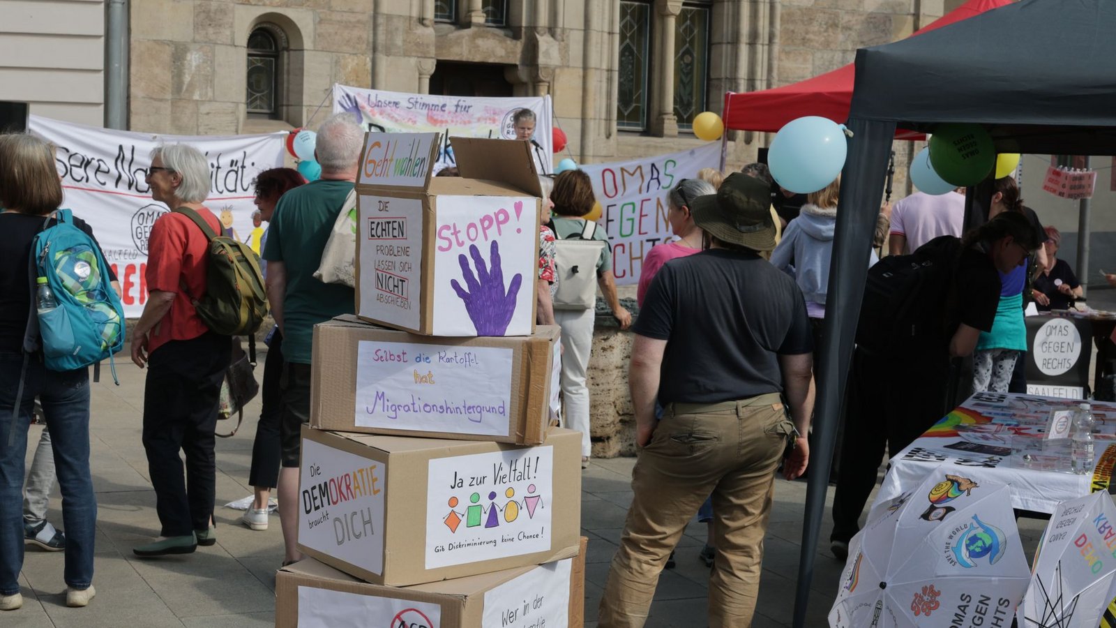 Im thüringischen Saalfeld hatten die Omas gegen Rechts zu einer Demonstration gegen die Wahl eines AfD-Landrates aufgerufen.Foto: Bodo Schackow/dpa Im thüringischen Saalfeld hatten die Omas gegen Rechts zu einer Demonstration gegen die Wahl eines AfD-Landrates aufgerufen.Foto: Bodo Schackow/dpa