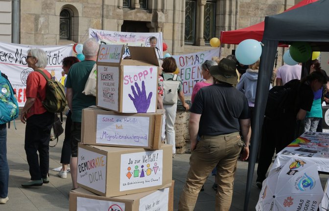 Im thüringischen Saalfeld hatten die Omas gegen Rechts zu einer Demonstration gegen die Wahl eines AfD-Landrates aufgerufen.<span class='image-autor'>Foto: Bodo Schackow/dpa</span>