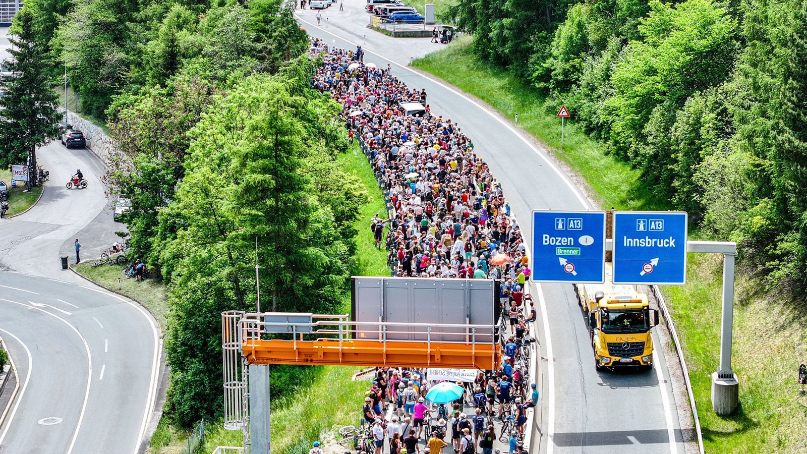 Alle Straßen im Brenner-Korridor waren wegen einer Demonstration für den Transitverkehr gesperrt.Foto: dpa/Jason Tschepljakow