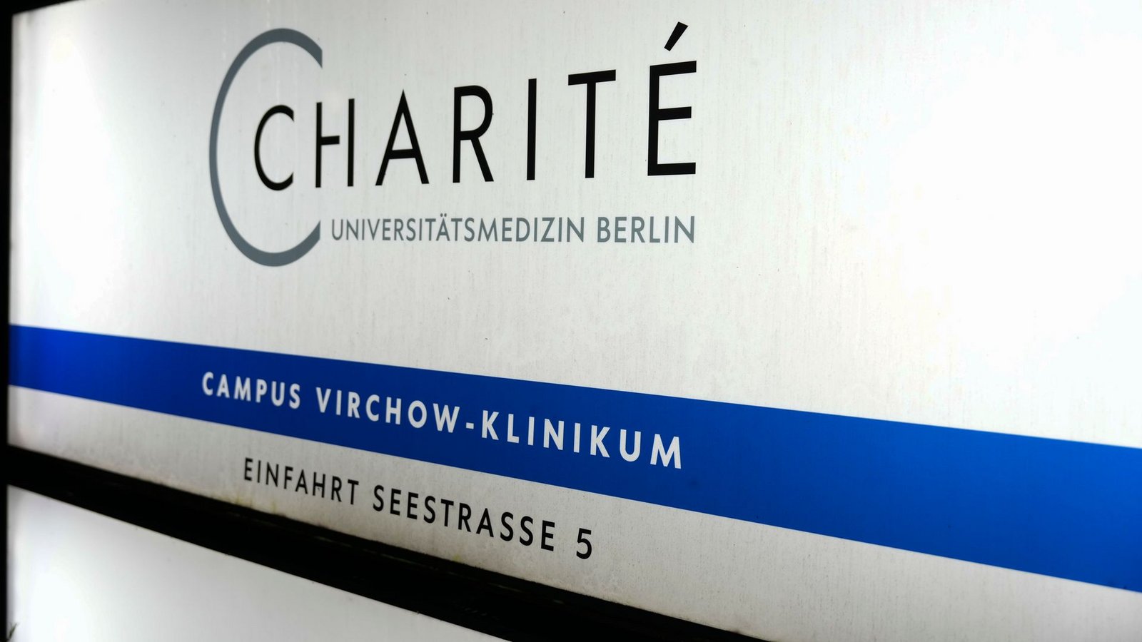 Auf dem Campus Virchow Klinikum der Berliner Charité befindet sich eine Sonderisolierstation zur Behandlung von Patienten mit gefährlichen Infektionskrankheiten. (Archivbild)Foto: Sven Kaeuler/dpa Auf dem Campus Virchow Klinikum der Berliner Charité befindet sich eine Sonderisolierstation zur Behandlung von Patienten mit gefährlichen Infektionskrankheiten. (Archivbild)Foto: Sven Kaeuler/dpa