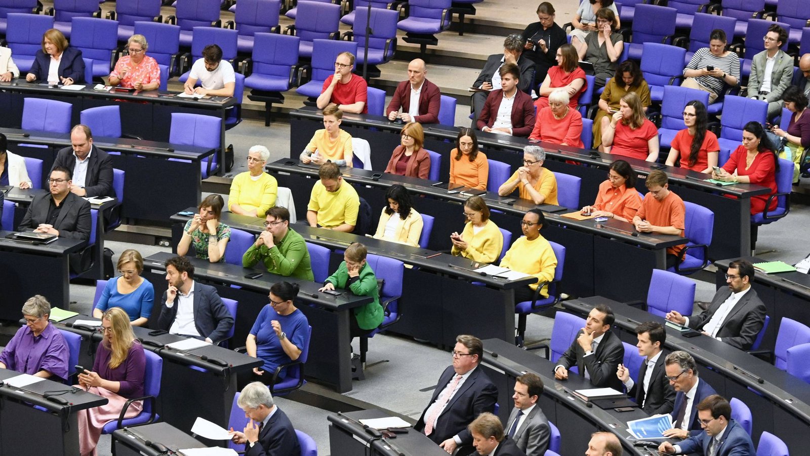 Abgeordnete der Grünen und Linken zeigten sich im Bundestag in bunter Kleidung.Foto: IMAGO/Future Image Abgeordnete der Grünen und Linken zeigten sich im Bundestag in bunter Kleidung.Foto: IMAGO/Future Image