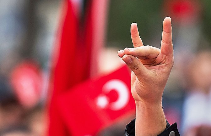 Der Wolfsgruß:  das Erkennungszeichen der türkisch-rechtsextremistischen Grauen Wölfe.<span class='image-autor'>Foto: dpa/Peter Kneffel</span>