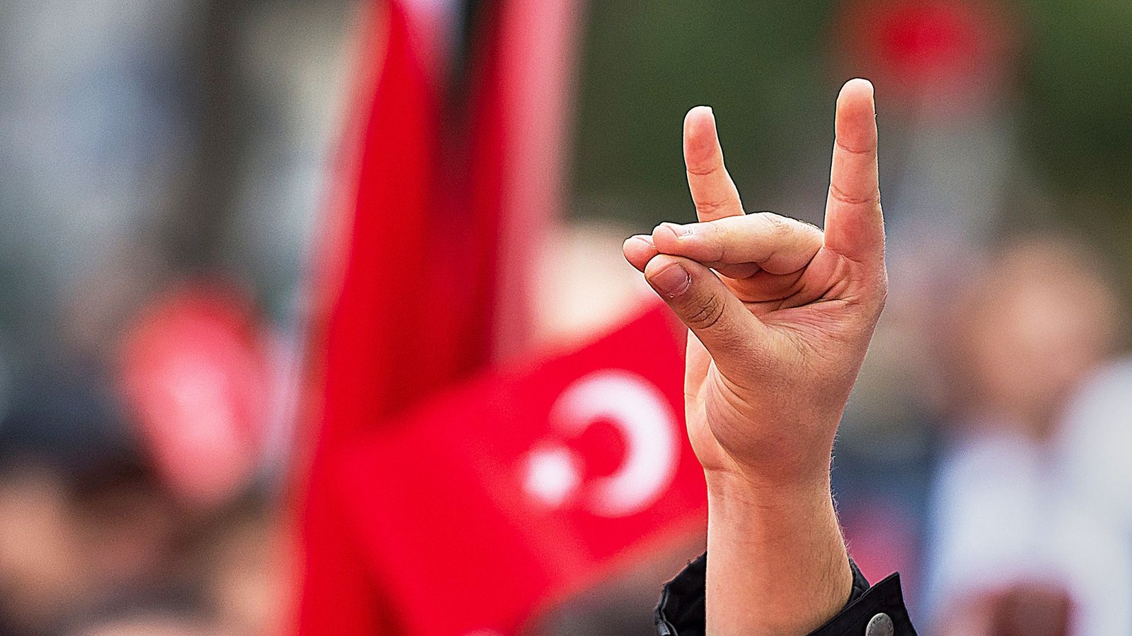 Der Wolfsgruß:  das Erkennungszeichen der türkisch-rechtsextremistischen Grauen Wölfe.Foto: dpa/Peter Kneffel