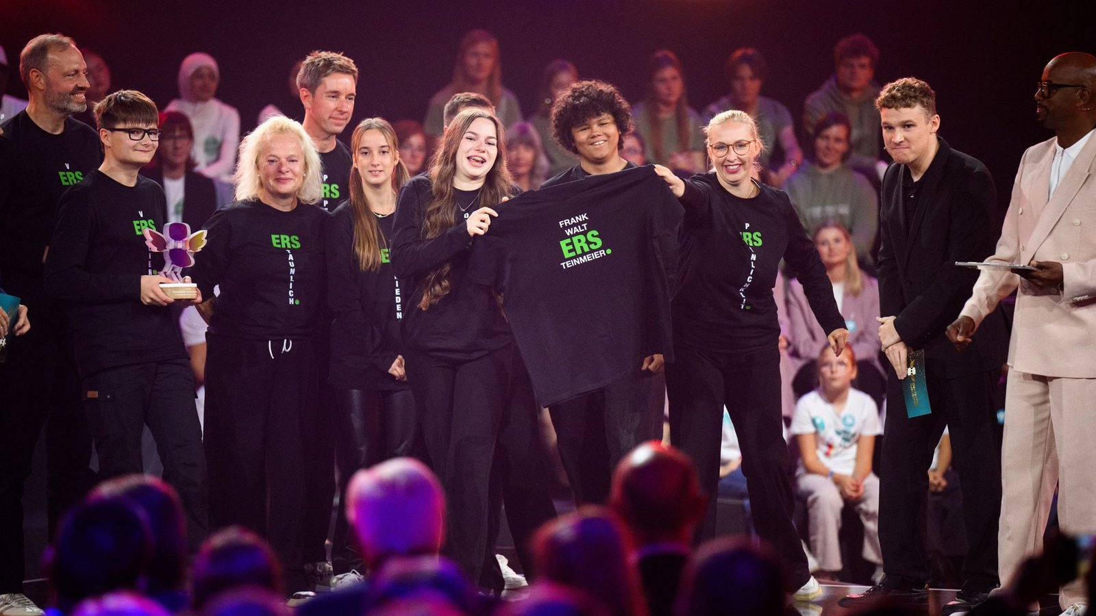 Verleihung des von der Robert-Bosch-Stiftung und der Heidehof Stiftung ausgerichteten Deutschen Schulpreises in Berlin. Mehrere Schulen wurden für ihr demokratisches Engagement ausgezeichnet, darunter auch die Ernst-Reuter-Gemeinschaftsschule in Karlsruhe.Foto: Bernd von Jutrczenka/dpa Verleihung des von der Robert-Bosch-Stiftung und der Heidehof Stiftung ausgerichteten Deutschen Schulpreises in Berlin. Mehrere Schulen wurden für ihr demokratisches Engagement ausgezeichnet, darunter auch die Ernst-Reuter-Gemeinschaftsschule in Karlsruhe.Foto: Bernd von Jutrczenka/dpa