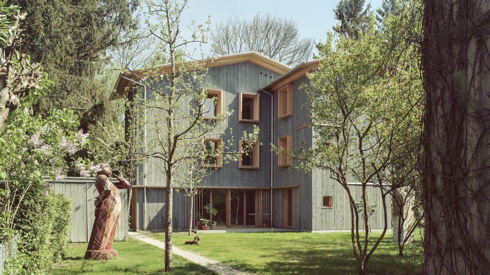 Ebenfalls in München vom Vertreter des Einfach Bauens: Florian Naglers „Gartenhaus“ in München. „Mit großer Selbstverständlichkeit fügt sich das Gartenhaus in die kleinteilige, gewachsene Struktur des rückwärtigen Grundstücks in München-Pasing ein“, so die Jury. Das Projekt stehe exemplarisch für die Haltung des „Einfach Bauens“. Decken und Wände sind in Holz ausgeführt; ergänzt wird die Konstruktion durch Lehm, der als Steinlage zwischen den Balken und als Putz an den Innenwänden Verwendung findet.Foto: Sebastian Schels Ebenfalls in München vom Vertreter des Einfach Bauens: Florian Naglers „Gartenhaus“ in München. „Mit großer Selbstverständlichkeit fügt sich das Gartenhaus in die kleinteilige, gewachsene Struktur des rückwärtigen Grundstücks in München-Pasing ein“, so die Jury. Das Projekt stehe exemplarisch für die Haltung des „Einfach Bauens“. Decken und Wände sind in Holz ausgeführt; ergänzt wird die Konstruktion durch Lehm, der als Steinlage zwischen den Balken und als Putz an den Innenwänden Verwendung findet.Foto: Sebastian Schels