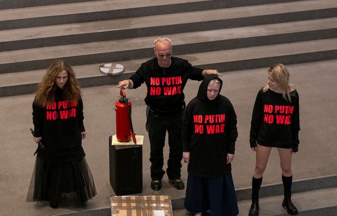 Drei Mitglieder der russischen Band Pussy Riot treten im Rahmen der Flatz-Retrospektive in der Pinakothek der Moderne mit Musik und Aktionen auf. Als zweiter von links steht der österreichische Künstler Wolfgang Flatz.<span class='image-autor'>Foto: Peter Kneffel/dpa</span>