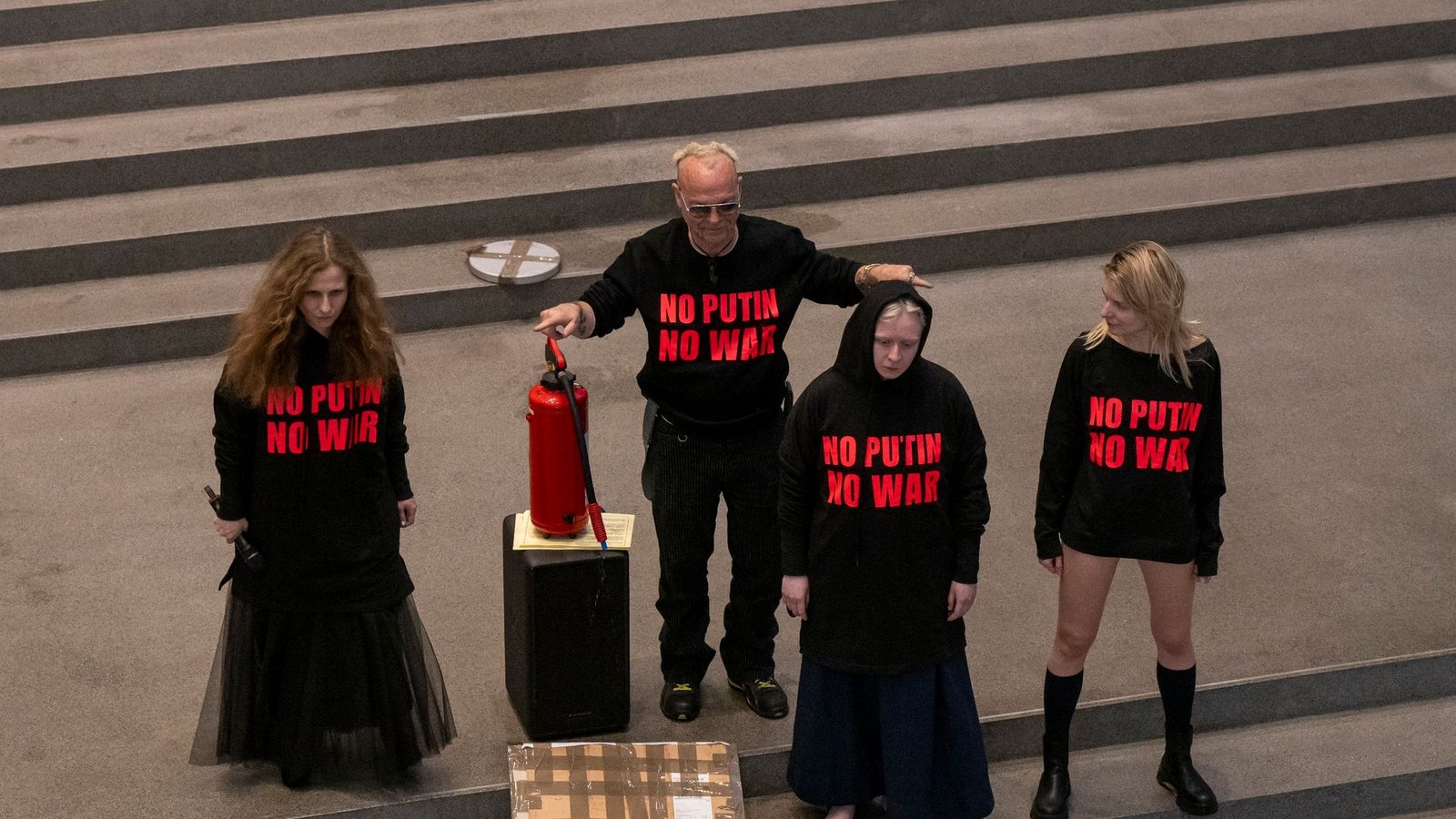 Drei Mitglieder der russischen Band Pussy Riot treten im Rahmen der Flatz-Retrospektive in der Pinakothek der Moderne mit Musik und Aktionen auf. Als zweiter von links steht der österreichische Künstler Wolfgang Flatz.Foto: Peter Kneffel/dpa