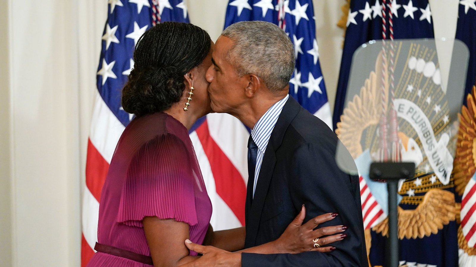 Michelle und Barack Obama sind seit 30 Jahren miteinander verheiratet.Foto: Andrew Harnik/AP/dpa