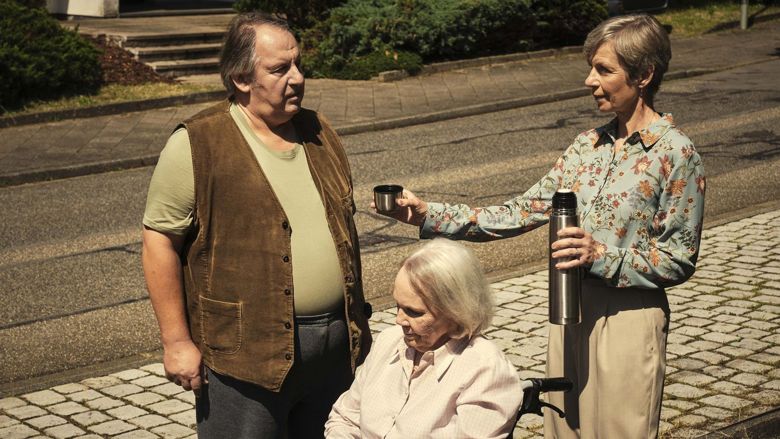 Gerlinde Wagner (Anna Stieblich) hat nicht das beste Verhältnis zu ihrem Nachbarn Erwin Ramthor (Wolf Bachofner), der ein unangenehmer Zeitgenosse ist.  Jetzt sind sich aber beide einige, dass bei Schaubs etwas nicht stimmt.Foto: SWR/Benoît Linder