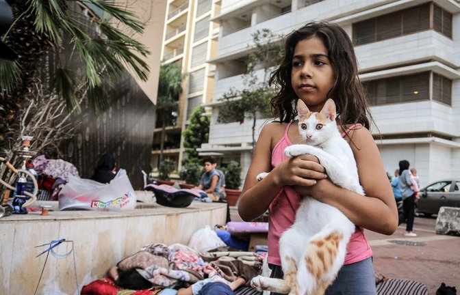 Das neunjährige libanesische Mädchen ist mit ihrer Familie nach den israelischen Luftangriffen aus einem südlichen Vorort von Beirut geflohen .<span class='image-autor'>Foto: Marwan Naamani/dpa/Marwan Naamani</span>