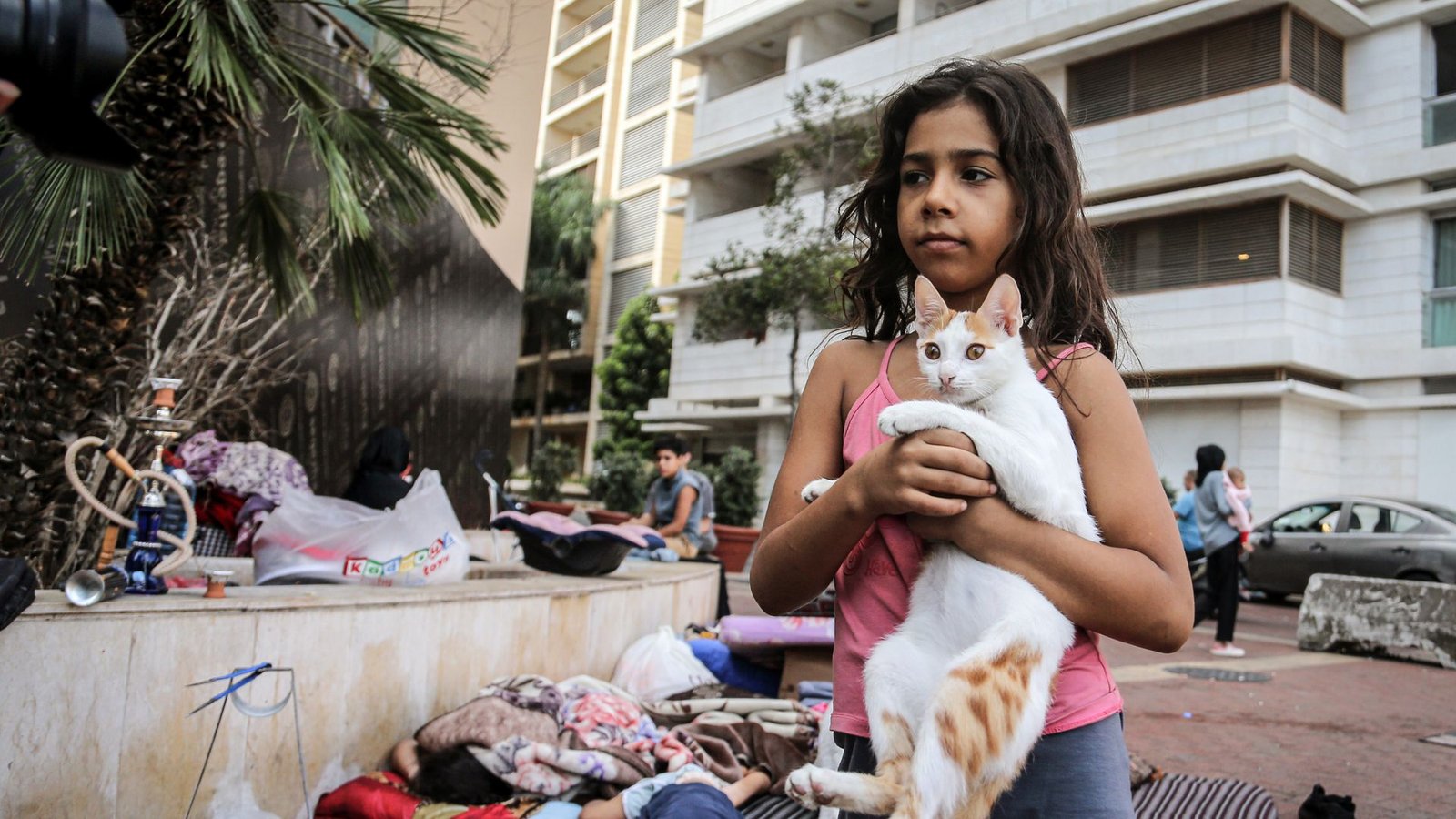 Das neunjährige libanesische Mädchen ist mit ihrer Familie nach den israelischen Luftangriffen aus einem südlichen Vorort von Beirut geflohen .Foto: Marwan Naamani/dpa/Marwan Naamani Das neunjährige libanesische Mädchen ist mit ihrer Familie nach den israelischen Luftangriffen aus einem südlichen Vorort von Beirut geflohen .Foto: Marwan Naamani/dpa/Marwan Naamani