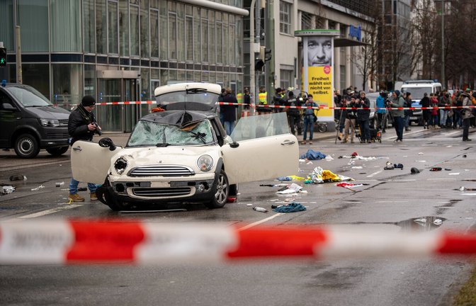 Das Tatfahrzeug der Amokfahrt in München.<span class='image-autor'>Foto: IMAGO/Bihlmayerfotografie/IMAGO/Michael Bihlmayer</span>