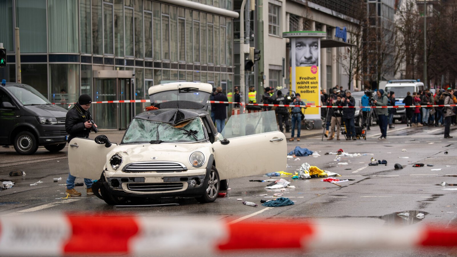 Das Tatfahrzeug der Amokfahrt in München.Foto: IMAGO/Bihlmayerfotografie/IMAGO/Michael Bihlmayer Das Tatfahrzeug der Amokfahrt in München.Foto: IMAGO/Bihlmayerfotografie/IMAGO/Michael Bihlmayer