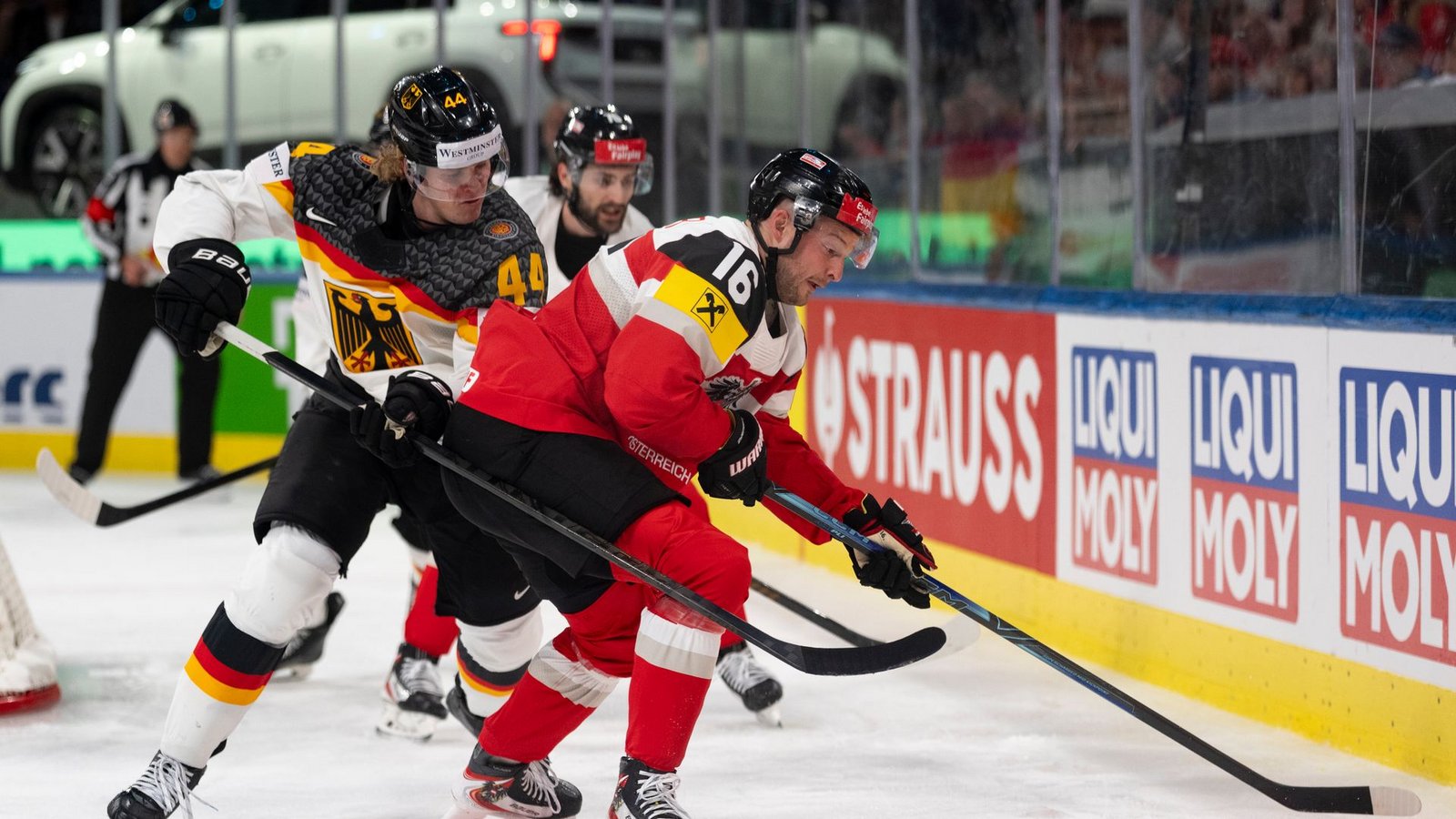 Deutschland und Österreich lieferten sich ein physisches Spiel bei der Eishockey-WM.Foto: Claudio Thoma/KEYSTONE/dpa Deutschland und Österreich lieferten sich ein physisches Spiel bei der Eishockey-WM.Foto: Claudio Thoma/KEYSTONE/dpa