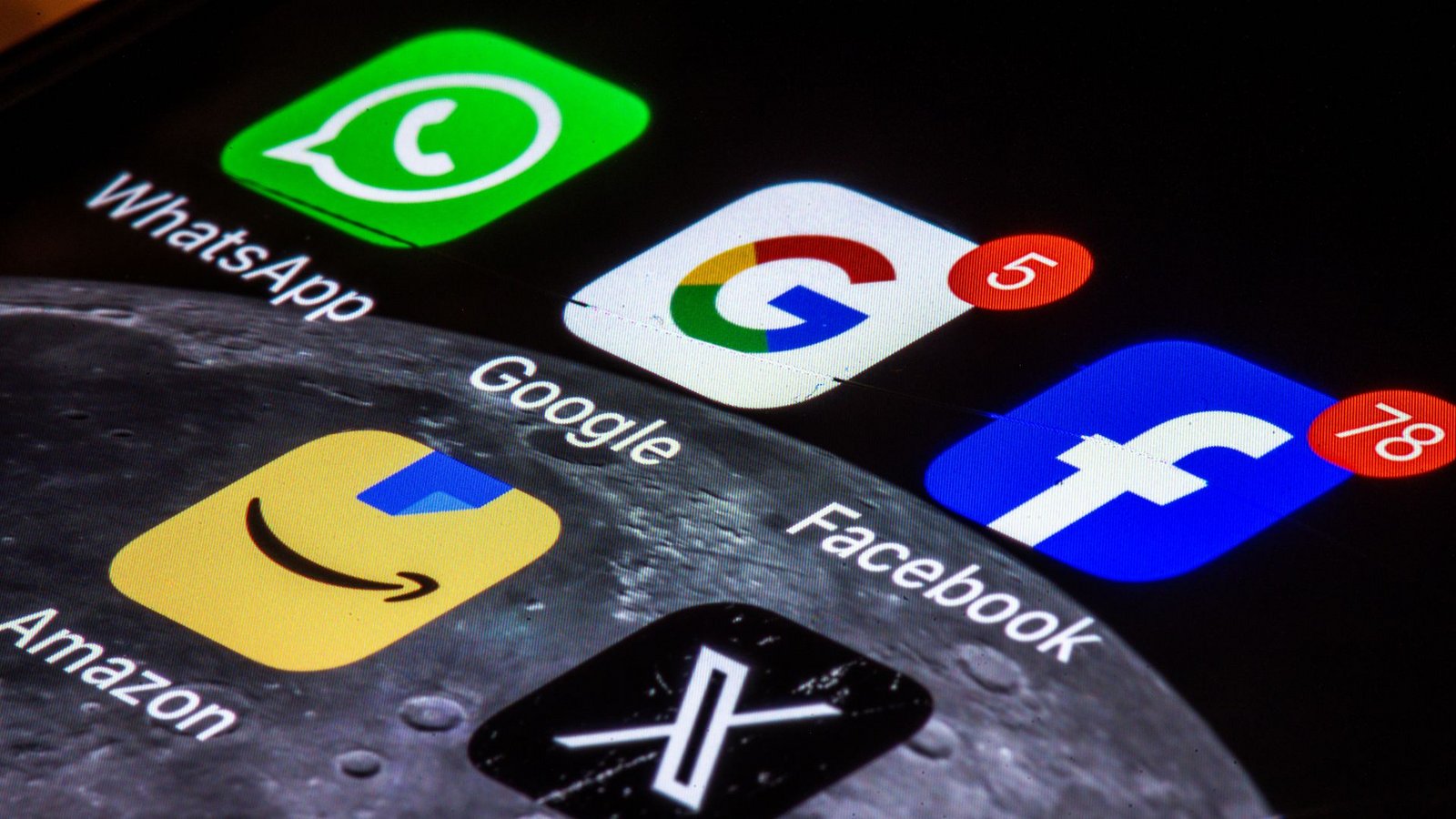 Wenige Großkonzerne dominieren derzeit die Internet- und Handy-WeltFoto: Jens Büttner/dpa Wenige Großkonzerne dominieren derzeit die Internet- und Handy-WeltFoto: Jens Büttner/dpa