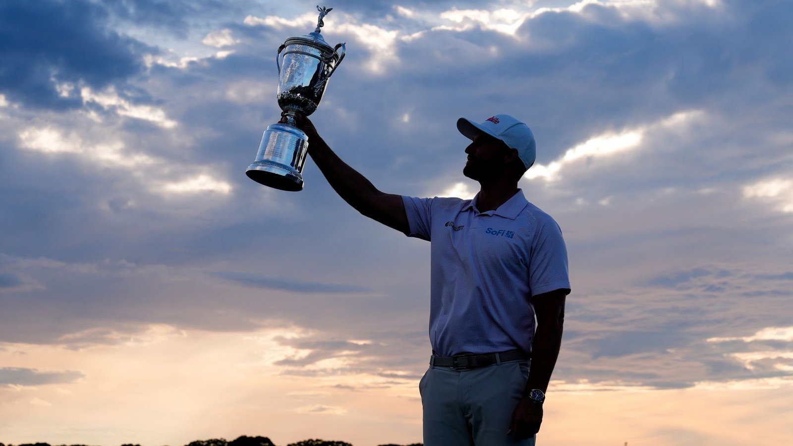 Wyndham Clark präsentiert stolz die Trophäe.Foto: Seth Wenig/AP/dpa Wyndham Clark präsentiert stolz die Trophäe.Foto: Seth Wenig/AP/dpa