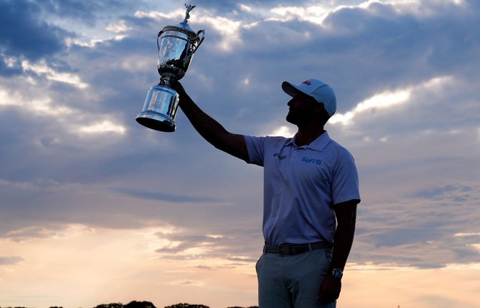 Wyndham Clark präsentiert stolz die Trophäe.<span class='image-autor'>Foto: Seth Wenig/AP/dpa</span>