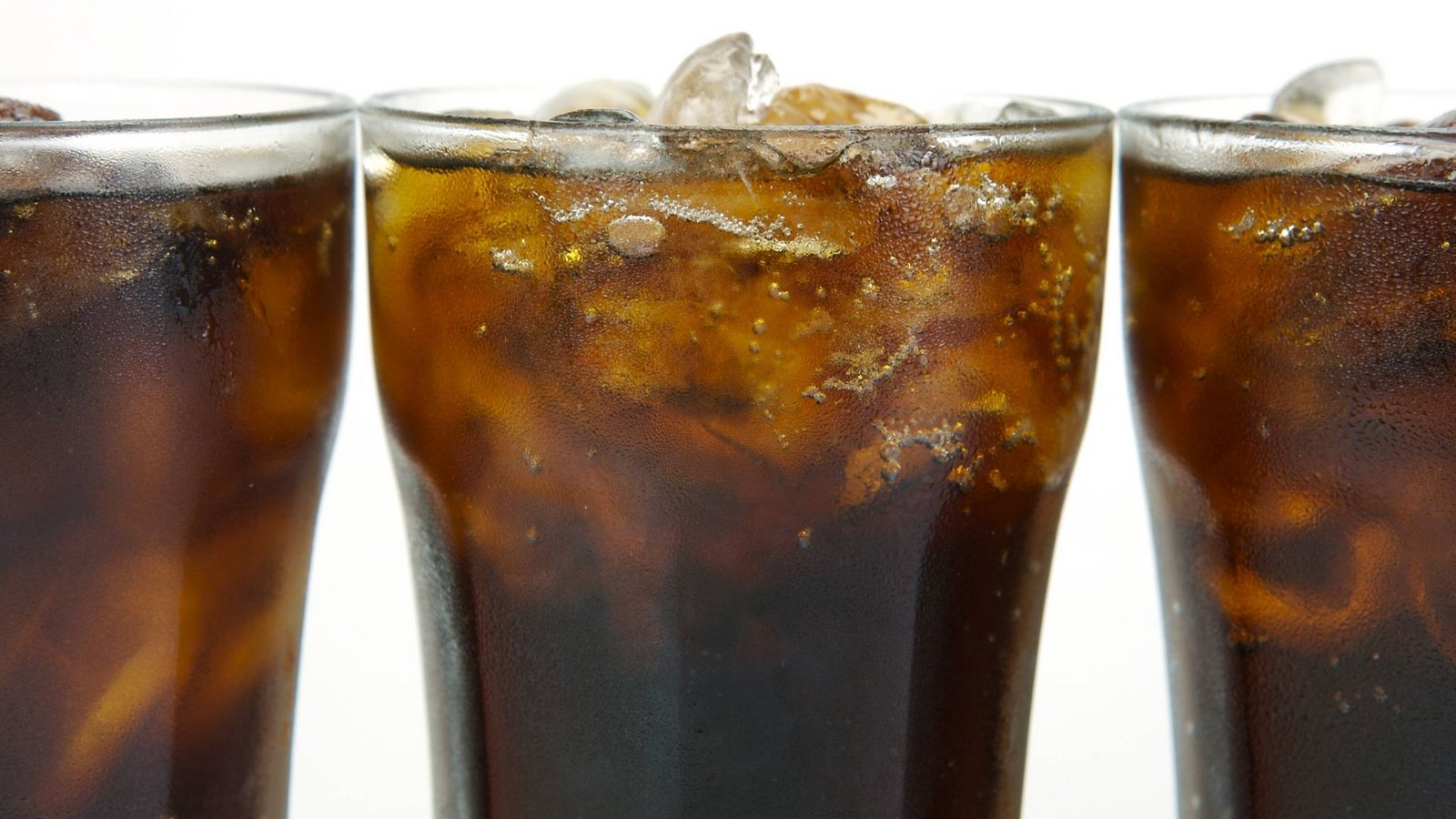 Hochverarbeitete Lebensmittel, dazu gehören auch Softdrinks, sind einer der Hauptgründe für die steigenden Zahl an Fettleibigen.Foto: imago/Yay Images/Kitch