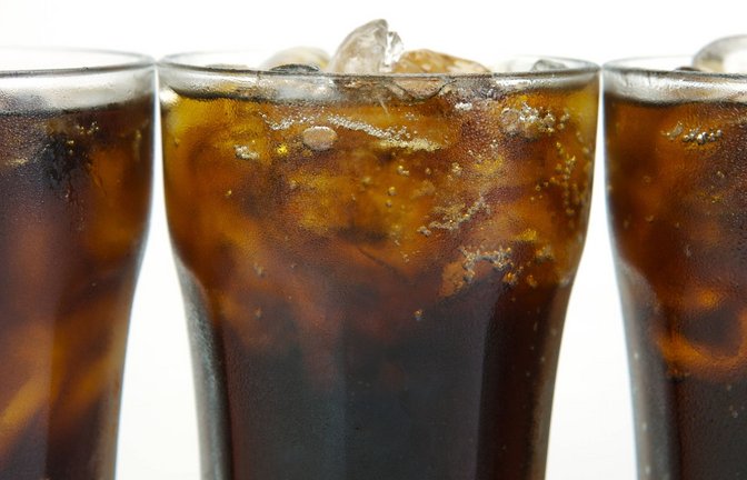 Hochverarbeitete Lebensmittel, dazu gehören auch Softdrinks, sind einer der Hauptgründe für die steigenden Zahl an Fettleibigen.<span class='image-autor'>Foto: imago/Yay Images/Kitch</span>