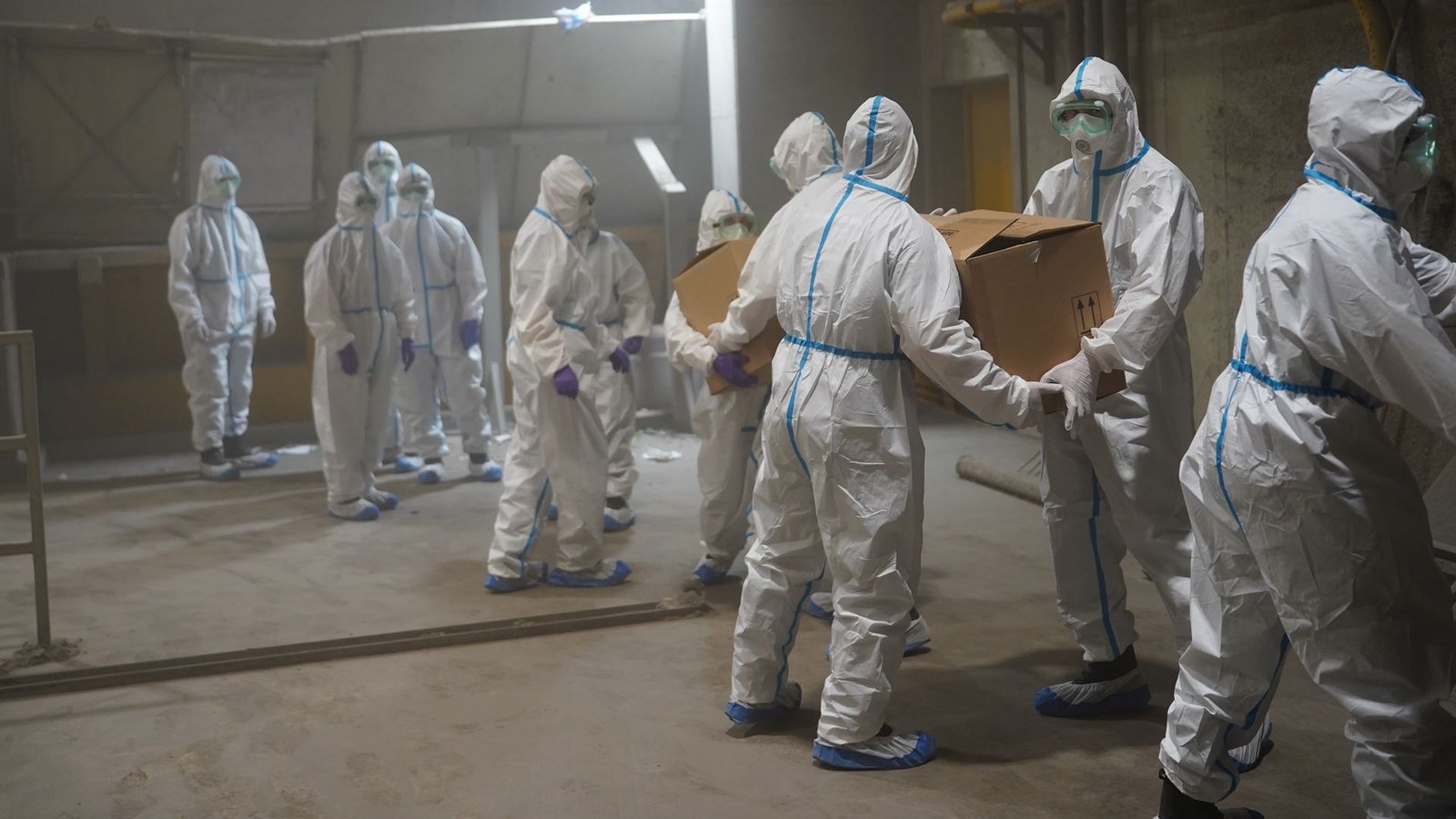 Menschenkette der besonderen Art: In einer Müllverbrennungsanlage in der Region Stuttgart vernichten Ermittler tonnenweise Kokain.Foto: LKA/Baden-Württemberg Menschenkette der besonderen Art: In einer Müllverbrennungsanlage in der Region Stuttgart vernichten Ermittler tonnenweise Kokain.Foto: LKA/Baden-Württemberg