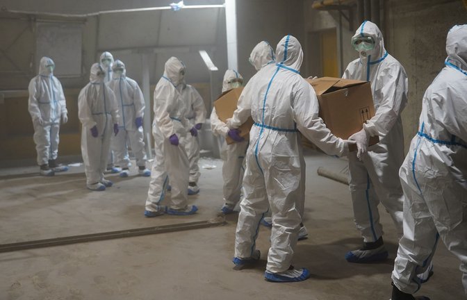 Menschenkette der besonderen Art: In einer Müllverbrennungsanlage in der Region Stuttgart vernichten Ermittler tonnenweise Kokain.<span class='image-autor'>Foto: LKA/Baden-Württemberg</span>