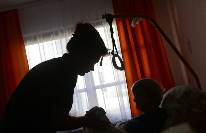 Zeitintensiv: Betreuung von Senioren<span class='image-autor'>Foto: dpa/Jens Kalaene</span>