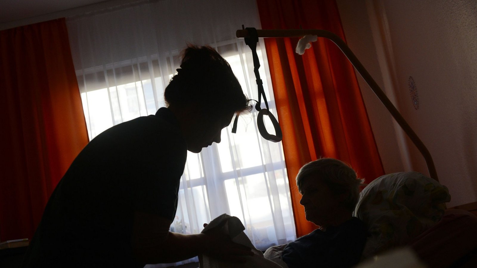 Zeitintensiv: Betreuung von SeniorenFoto: dpa/Jens Kalaene