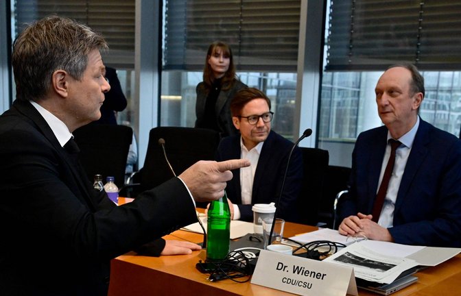 Wirtschaftsminister Robert Habeck (l.) wurde über Stunden von den Abgeordneten befragt.<span class='image-autor'>Foto: AFP/JOHN MACDOUGALL</span>