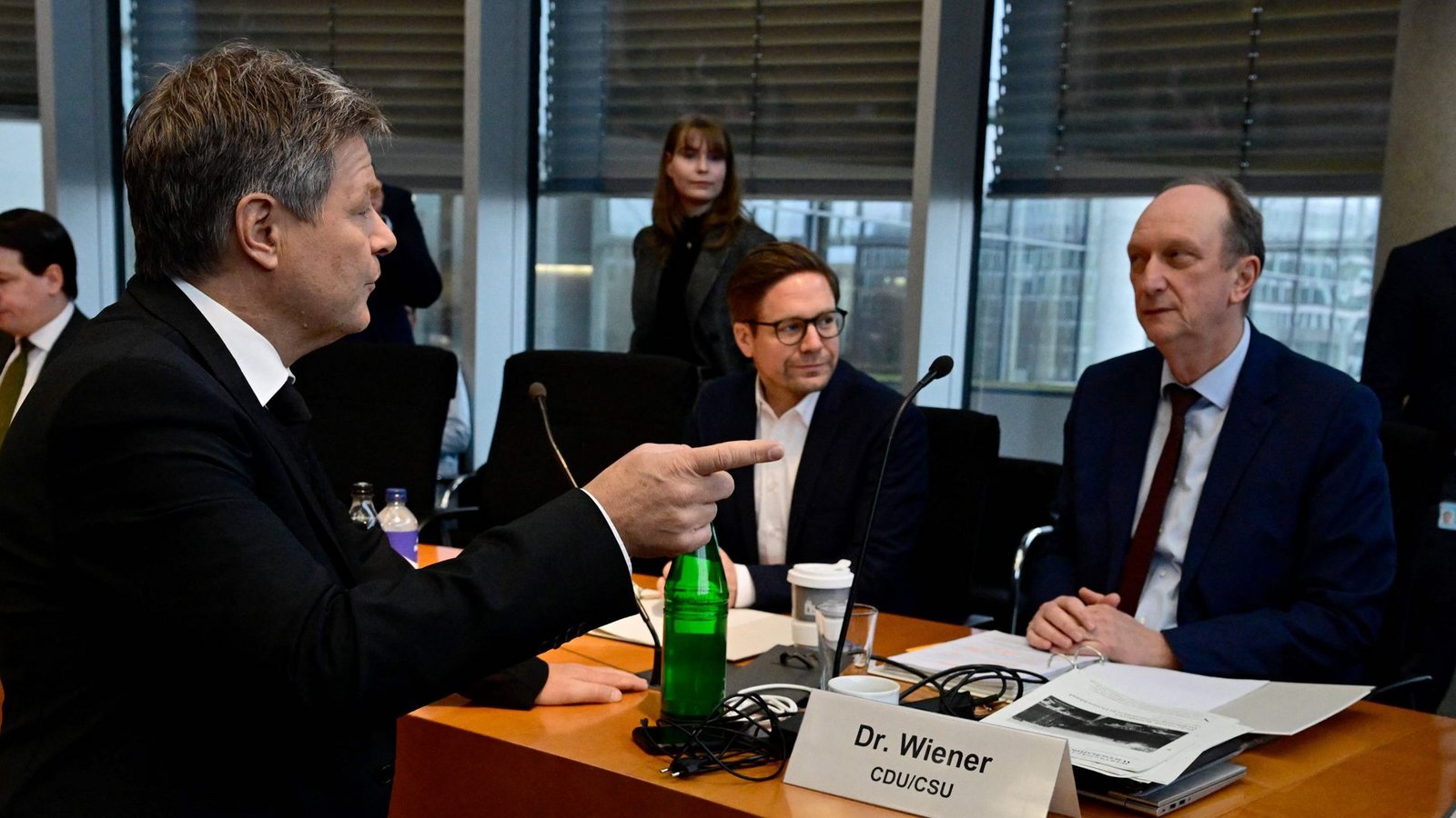 Wirtschaftsminister Robert Habeck (l.) wurde über Stunden von den Abgeordneten befragt.Foto: AFP/JOHN MACDOUGALL Wirtschaftsminister Robert Habeck (l.) wurde über Stunden von den Abgeordneten befragt.Foto: AFP/JOHN MACDOUGALL