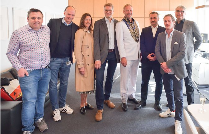 „Oscar“-Besuch im Kunstministerium. Von links nach rechts: Robert Gehring (MFG), Sebastian Weiland (Black Forest Studios), Nina Gwyn Weiland,    Carsten Schuffert, (Bewegte Bilder Medien GmbH), Marcus Vetter (Tonmeister),  Mutlu Acar (Motivaufnahmeleiter), Felix Angermaier (Kameramann) und Staatssekretär Arne Braun.<span class='image-autor'>Foto: Lichtgut/Max Kovalenko</span>