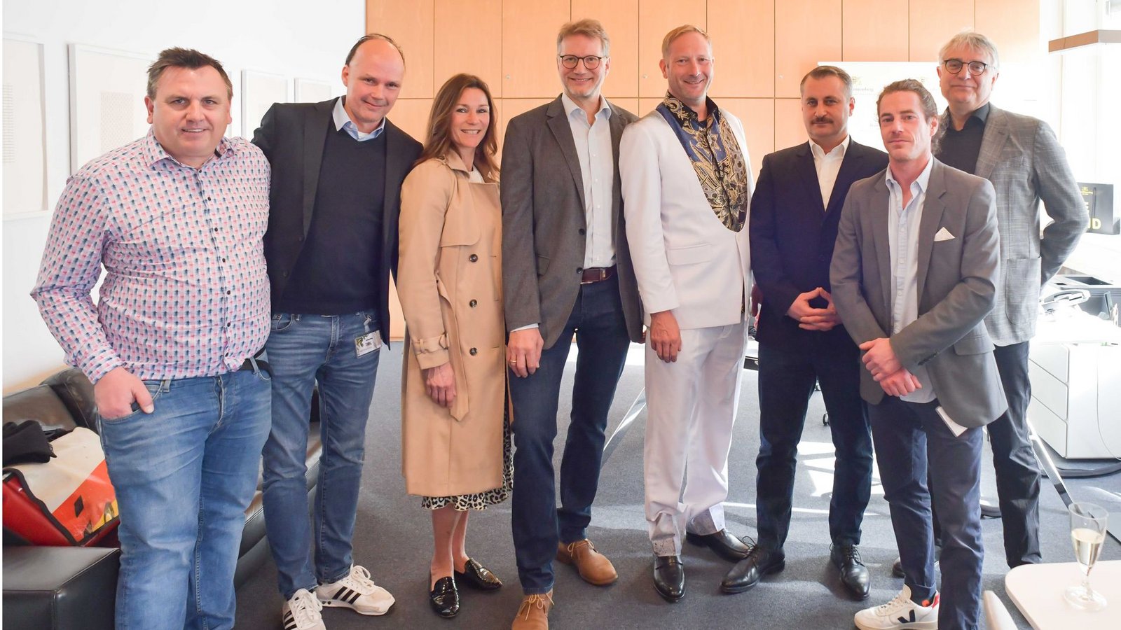 „Oscar“-Besuch im Kunstministerium. Von links nach rechts: Robert Gehring (MFG), Sebastian Weiland (Black Forest Studios), Nina Gwyn Weiland, Carsten Schuffert, (Bewegte Bilder Medien GmbH), Marcus Vetter (Tonmeister), Mutlu Acar (Motivaufnahmeleiter), Felix Angermaier (Kameramann) und Staatssekretär Arne Braun.Foto: Lichtgut/Max Kovalenko „Oscar“-Besuch im Kunstministerium. Von links nach rechts: Robert Gehring (MFG), Sebastian Weiland (Black Forest Studios), Nina Gwyn Weiland, Carsten Schuffert, (Bewegte Bilder Medien GmbH), Marcus Vetter (Tonmeister), Mutlu Acar (Motivaufnahmeleiter), Felix Angermaier (Kameramann) und Staatssekretär Arne Braun.Foto: Lichtgut/Max Kovalenko