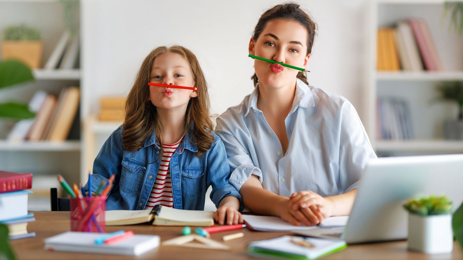 Spaß bei den Hausaufgaben: Nicht immer läuft es so vergnüglich ab.Foto: Adobe Stock/Konstantin Yuganov
