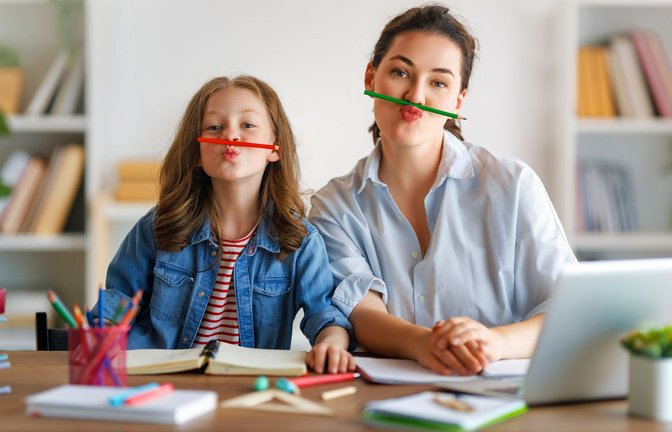 Spaß bei den Hausaufgaben: Nicht immer läuft es so vergnüglich ab.<span class='image-autor'>Foto: Adobe Stock/Konstantin Yuganov</span>
