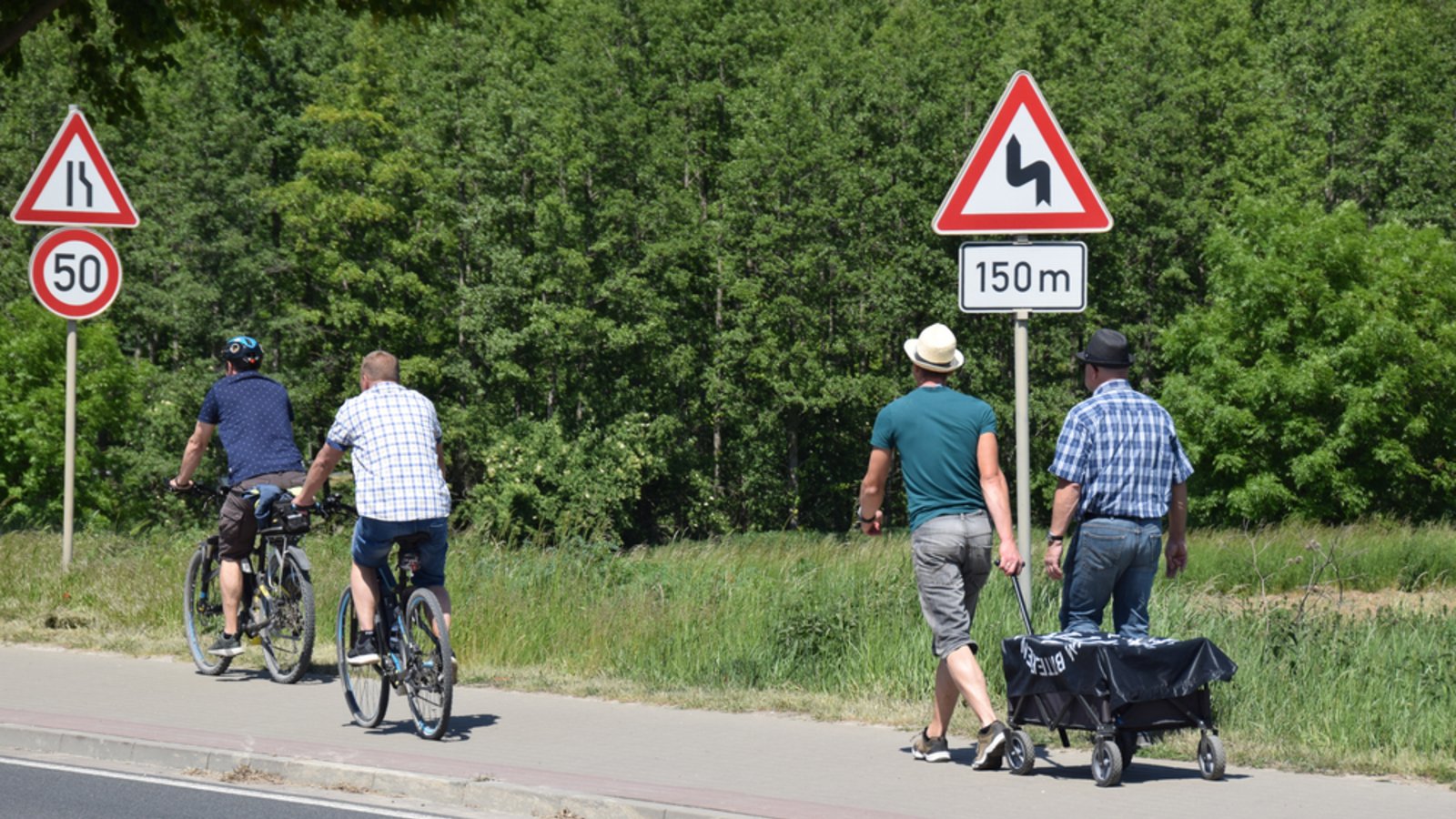 Tradition am Vatertag: Bierwanderung mit dem Bollerwagen.Foto: hydebrink / shutterstock.com Tradition am Vatertag: Bierwanderung mit dem Bollerwagen.Foto: hydebrink / shutterstock.com