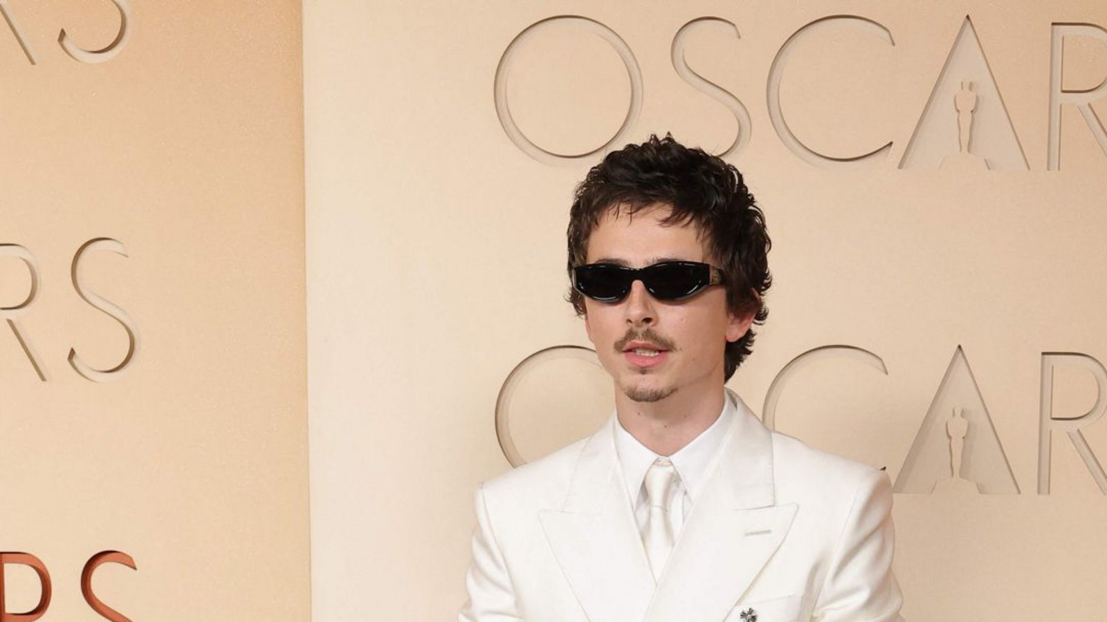 Als hätten sie sich abgesprochen, kam auch Paltrows Co-Star Timothée Chalamet in reinem Givenchy-Weiß von Kopf bis Fuß. Aber muss die Sonnenbrille sein? Unser Urteil: (Fast ein bisschen zu) cool!Foto: Getty Images via AFP Als hätten sie sich abgesprochen, kam auch Paltrows Co-Star Timothée Chalamet in reinem Givenchy-Weiß von Kopf bis Fuß. Aber muss die Sonnenbrille sein? Unser Urteil: (Fast ein bisschen zu) cool!Foto: Getty Images via AFP