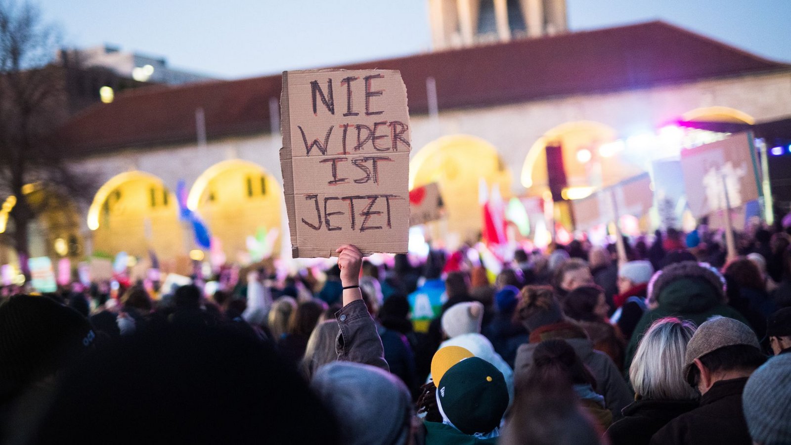 Viele Teilnehmer hatten Plakate dabei, auf denen etwa „Nie wieder ist jetzt“ stand ...Foto: Lichtgut/Christoph Schmidt Viele Teilnehmer hatten Plakate dabei, auf denen etwa „Nie wieder ist jetzt“ stand ...Foto: Lichtgut/Christoph Schmidt